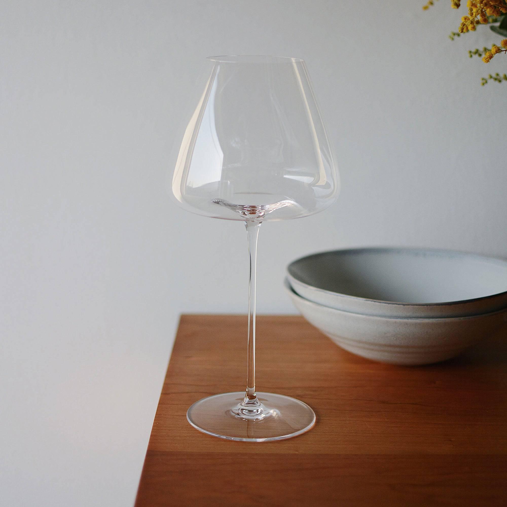 https://eunaliving.com/cdn/shop/products/wave-bottom-red-wine-glass-eunaliving-1.jpg?v=1663842578